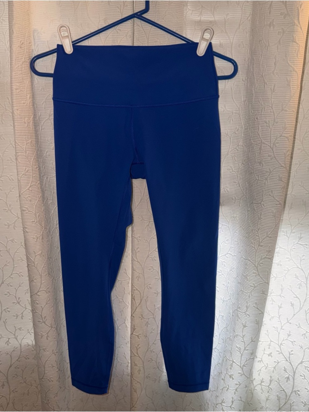 Lululemon WU blue crops